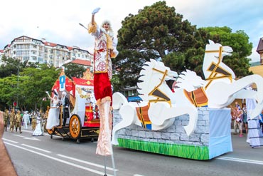 Геленджик-карнавал, люди на ходулях - шествие